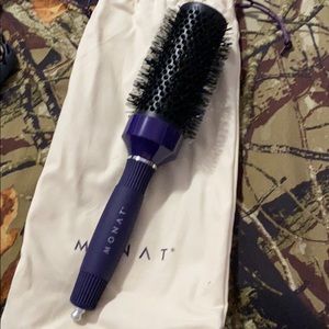 Monat styling brush